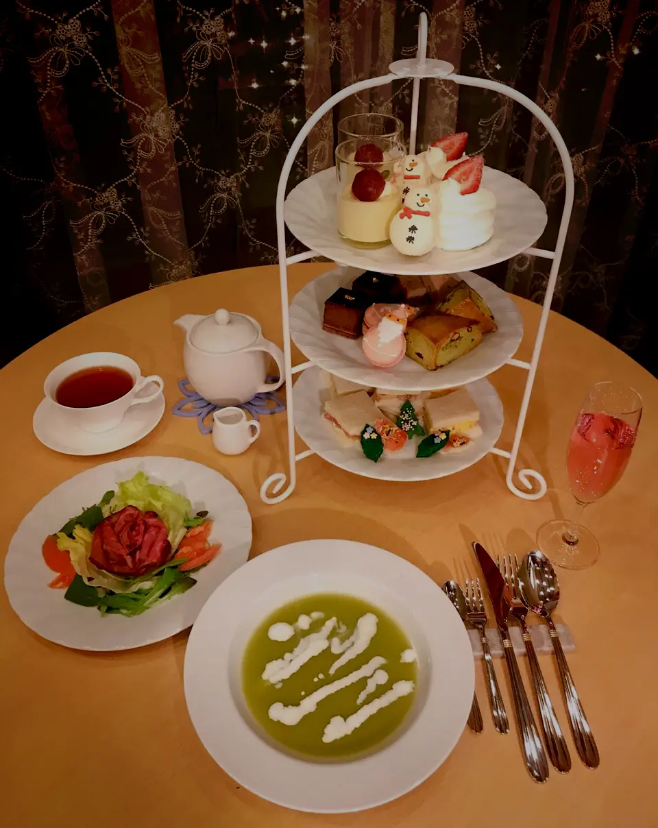 クリスマス限定のスペシャルなアフタヌーンティーをご用意しました フラリエボンボン ル カフェ Fleurs Et Bonbons Le Cafe