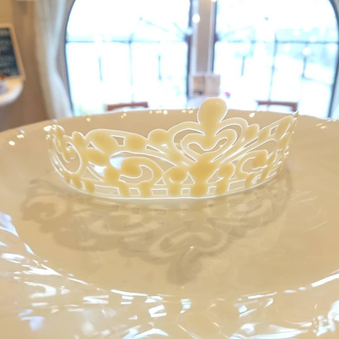 ティアラはホワイトチョコレートで一つ一つ手作りで作っております