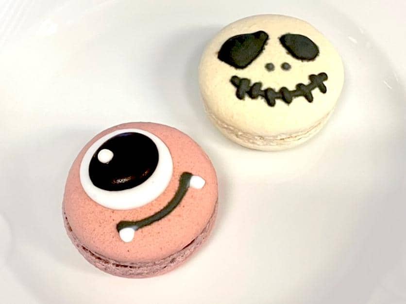 ハロウィンの魔法によりアイシングされたマカロン。う～ん、食べるのがもったいない。