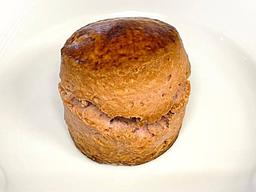 ハロウィンの魔法により合成されたスコーン。まさか旬のムラサキイモに、リンゴの肉がねり込まれているとは…