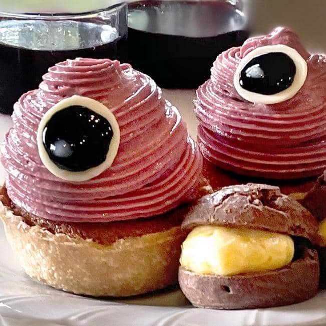 恐怖の目玉タルト!赤い紫芋ペーストがトッピングされた、不気味なタルト。魔女の食卓で供される、秘密のレシピで作られた、贅沢な味わい。