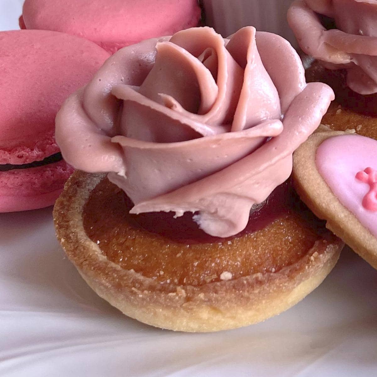 プチタルトの上にローズヒップのジュレ、イチゴチョコクリームでバラの形に絞って仕上げました。