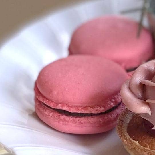 マカロンにフランボワーズ風味のガナッシュをサンドしました。