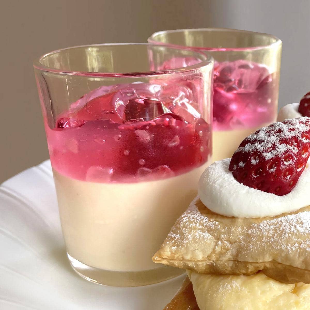 バニラのムースとバラのジュレで組み合わせたひんやりスイーツ