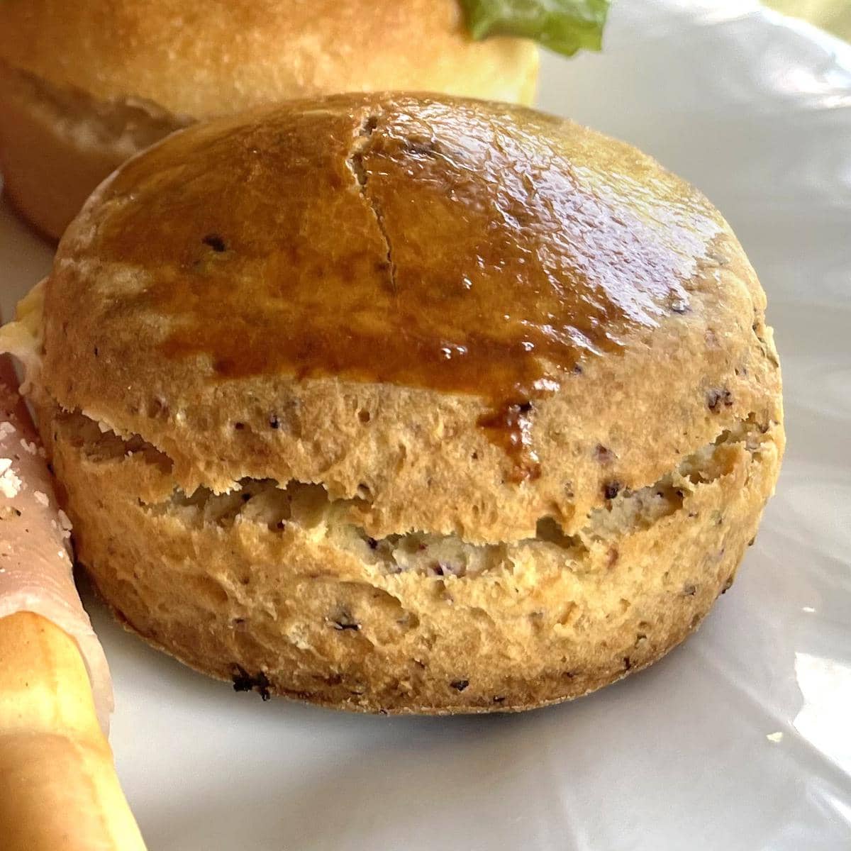 ローズヒップティーの茶葉をねりこんで焼き上げました。生クリームもしくはアプリコットジャムをお好みでどうぞ。