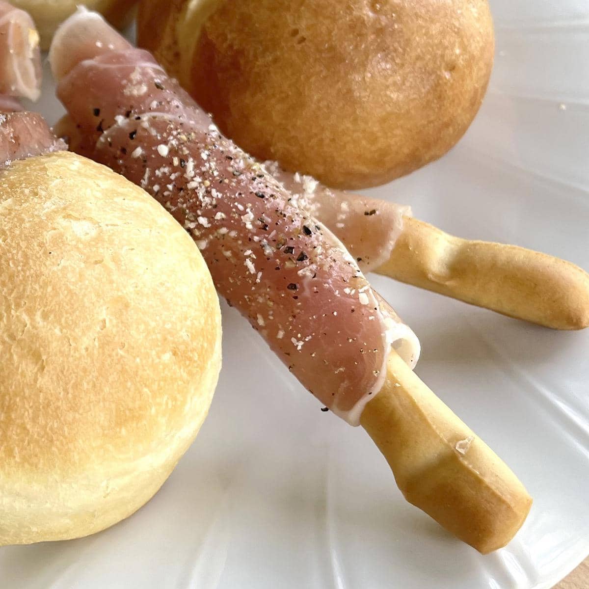 グリッシーニとは、スティック状のパン。生ハムの味わいとグリッシーニの軽い食感がよく合います。