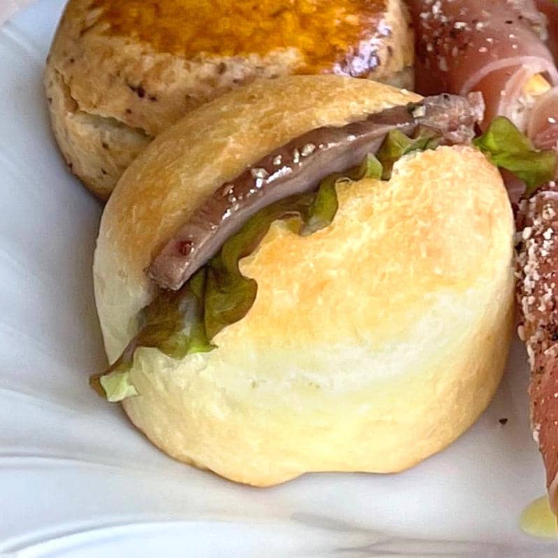 “ブリオッシュ”にローストビーフをサンドしました。