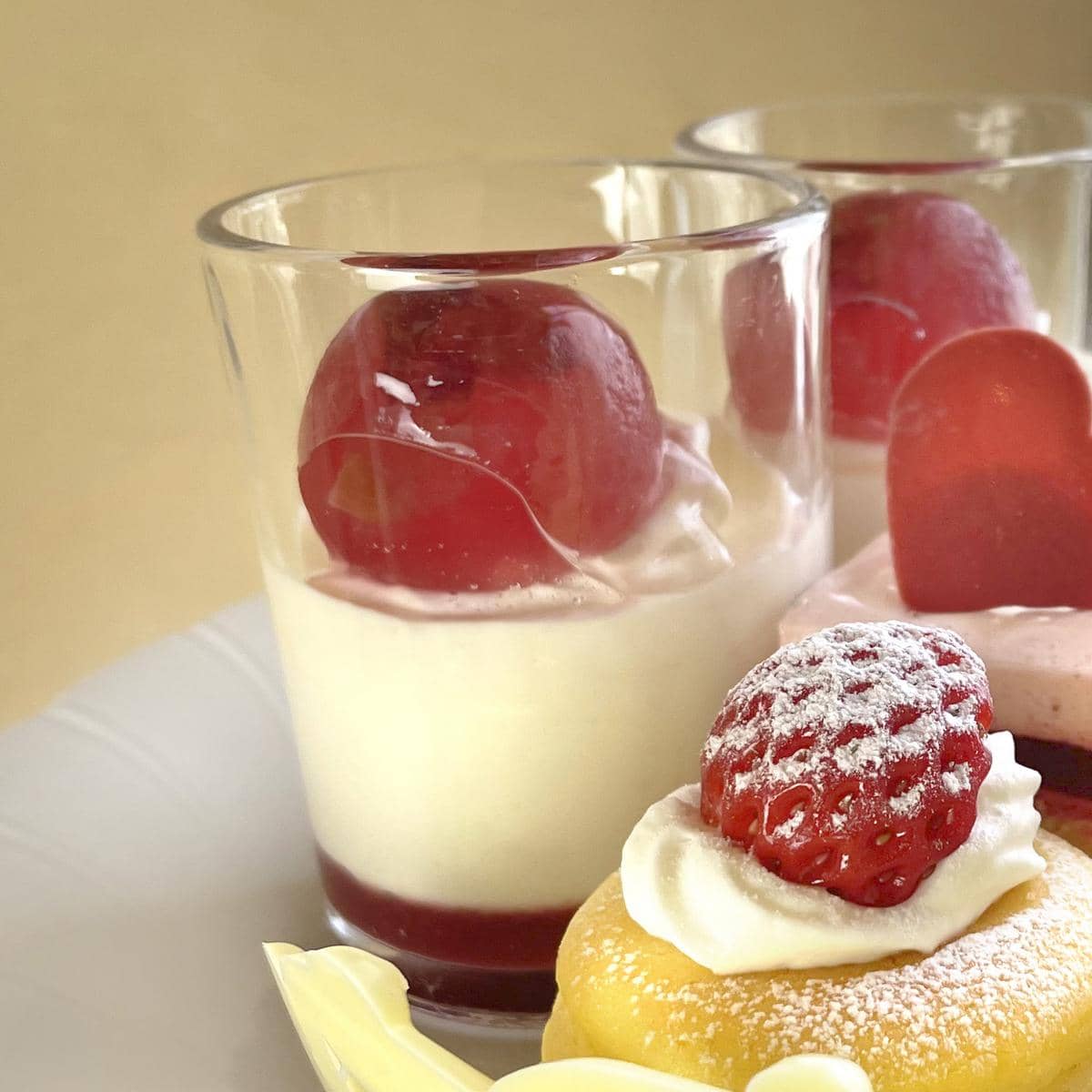 バラのゼリーとレアムースを組み合わせた宝石のようなグラスデザート