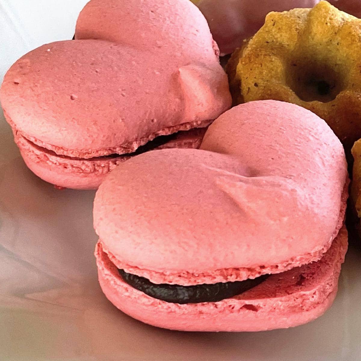 ハート型のマカロンにフランボワーズ風味のガナッシュをサンドしました。