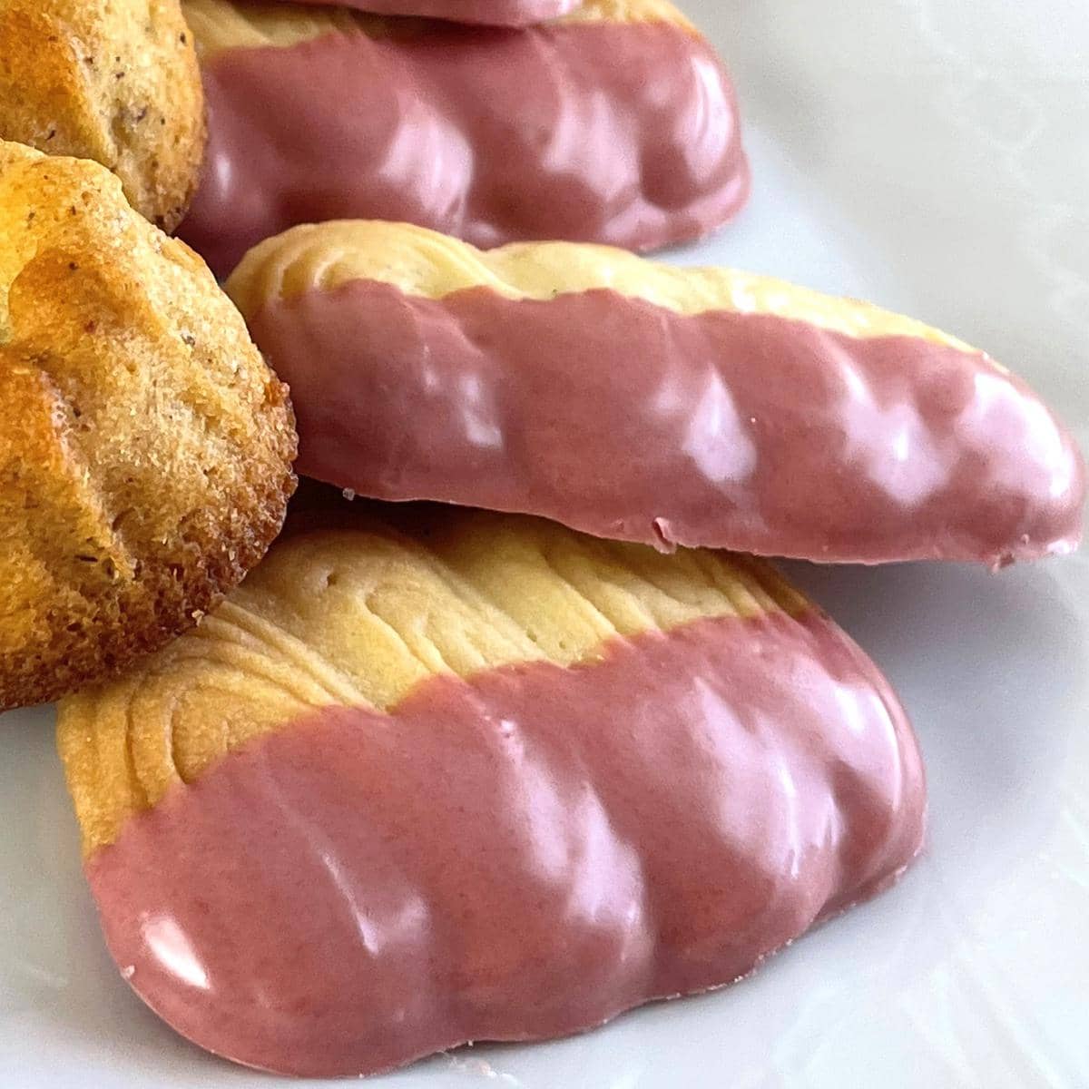 バニラと塩気が効いたクッキーにイチゴチョコをコーティングしました。