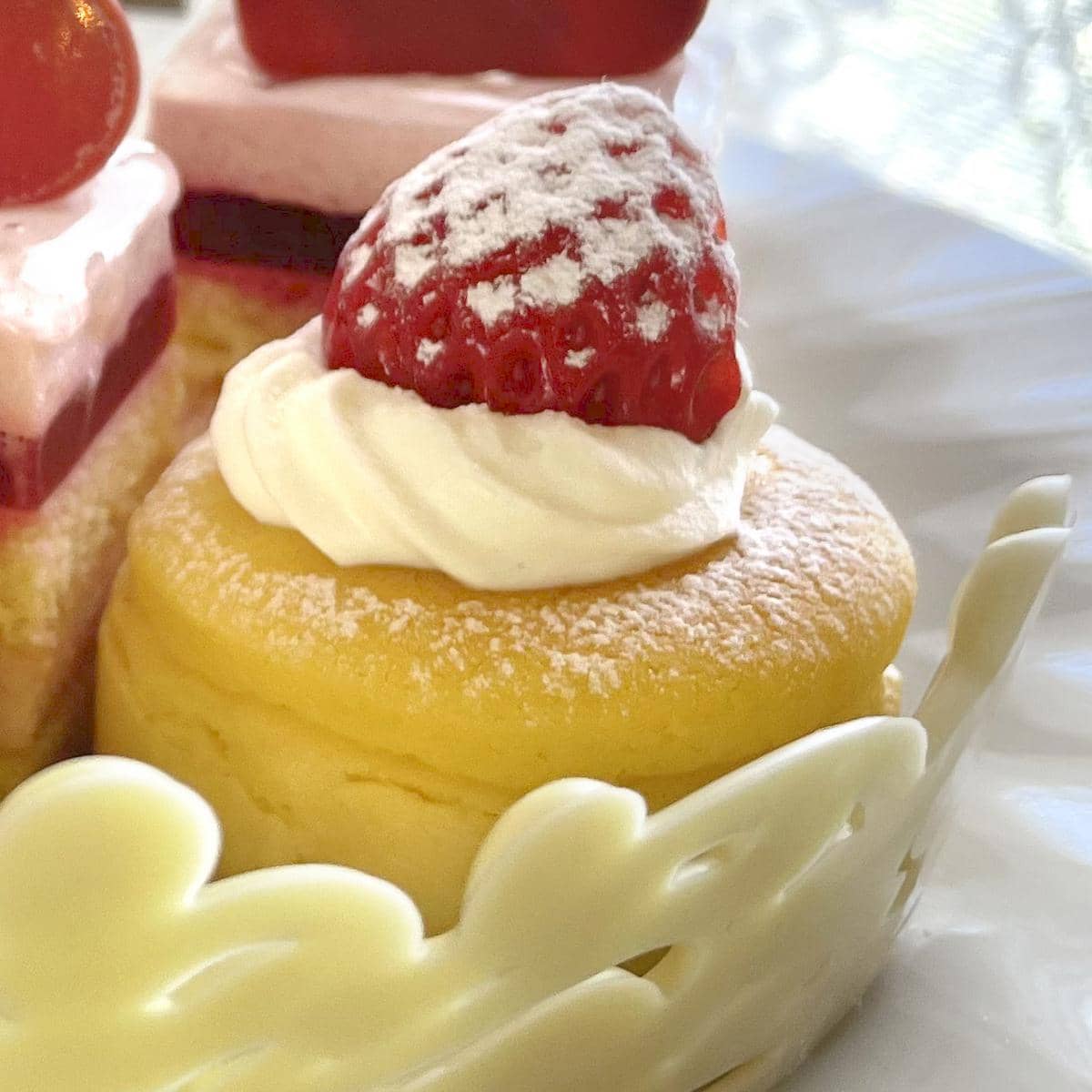 オレンジ風味のスフレチーズにイチゴをのせて仕上げました。