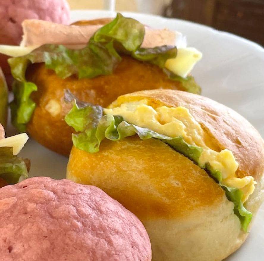 “ブリオッシュ”と“プチパンドミ”に生ハムサンドとエッグサンドの2種類です。