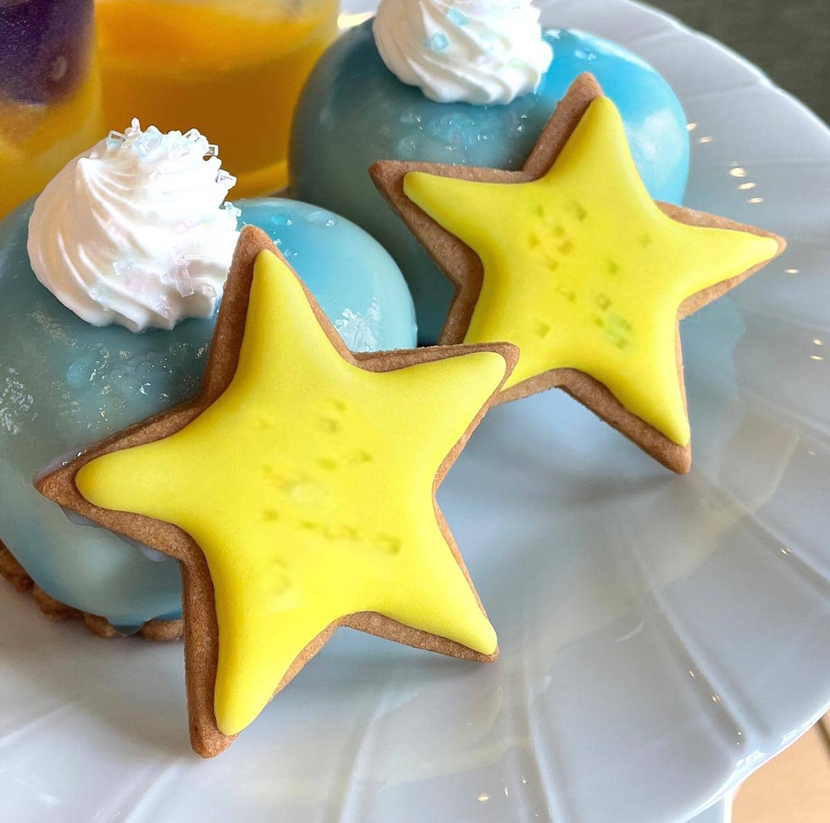 レモン風味のアイシングが美味しい星形クッキー。