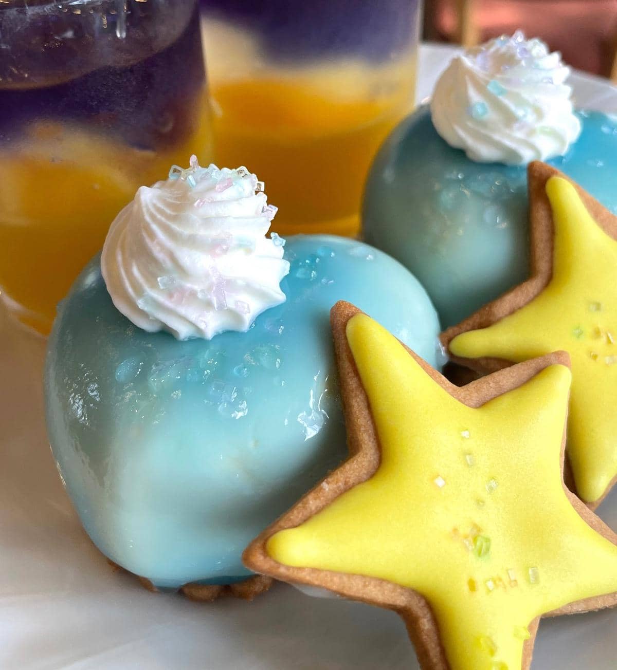 ヨーグルトムースをベースにパイナップルのジュレ、ココナッツのサブレで仕上げたプティガトー。