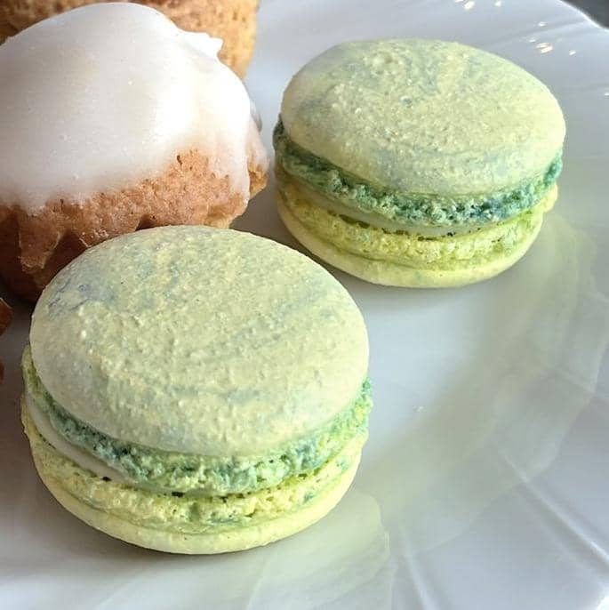 夏の夜空がイメージカラーのマカロン。バニラのガナッシュでサンドしました。