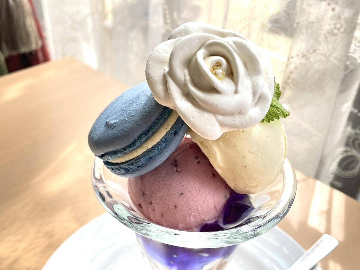 トップのバラはローズマリー味のメレンゲを絞って焼いたものです