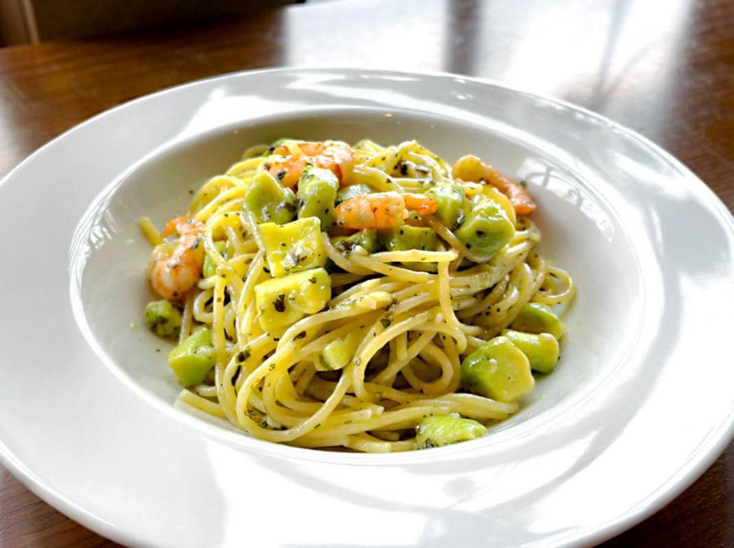 エビとアボカドのジェノベーゼ